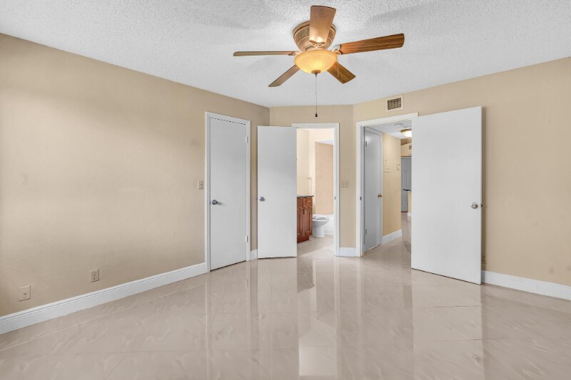 Building Photo - 3370 Pinewalk Dr N