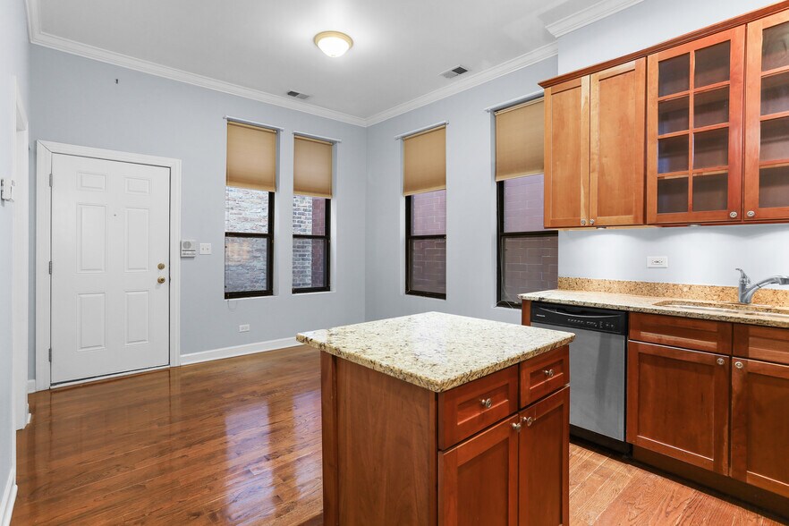Building Photo - 2672 N Halsted St