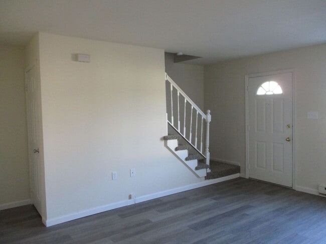 Building Photo - 3BR Townhome - Northampton School District