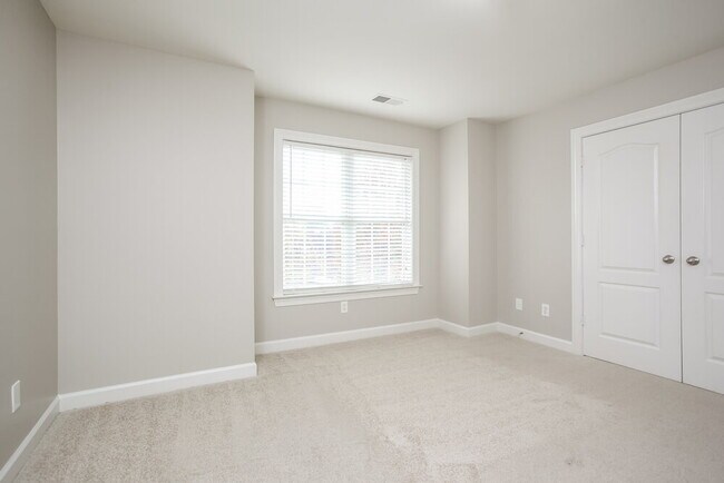 Building Photo - 2885 Liverpool Ln