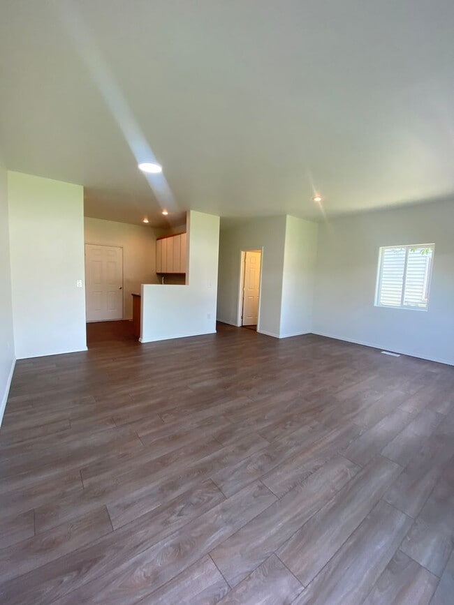 Building Photo - Large 3 bedroom, 2.5 bath duplex-just upda...
