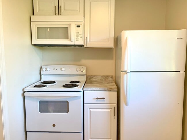 Building Photo - 47 Maple St