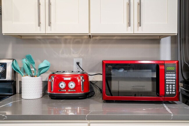 Building Photo - 3202 15th Ave W