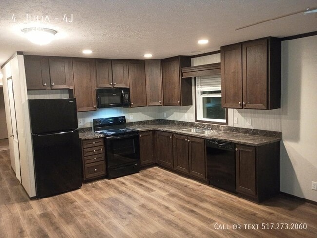 Building Photo - 4 Julia