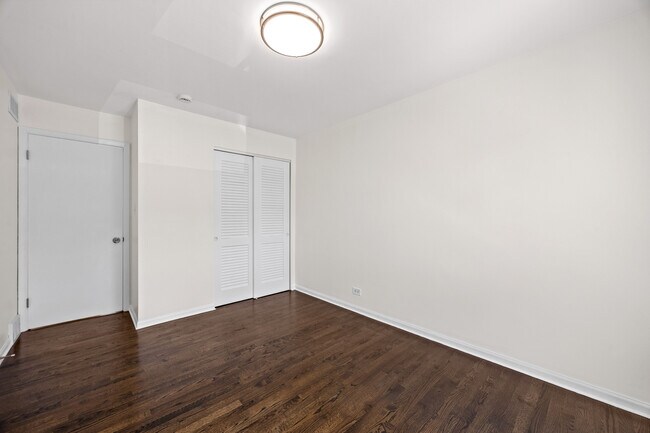 Building Photo - 1615 W Greenleaf Ave