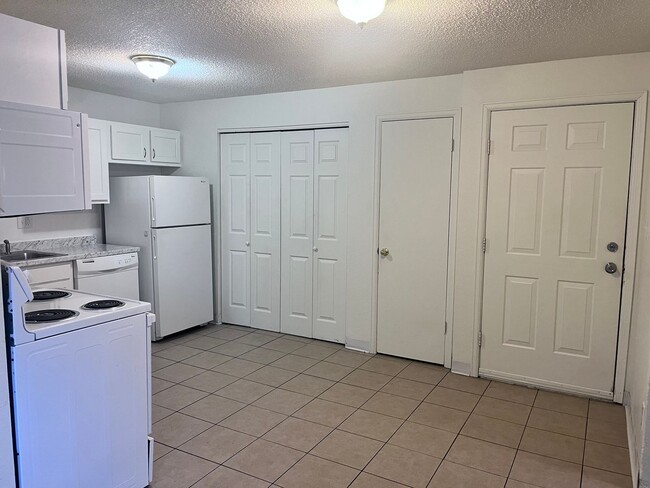 Building Photo - 127 W 45th St