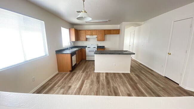 Building Photo - Charming 3 bedroom in Tolleson, new paint and flooring!!