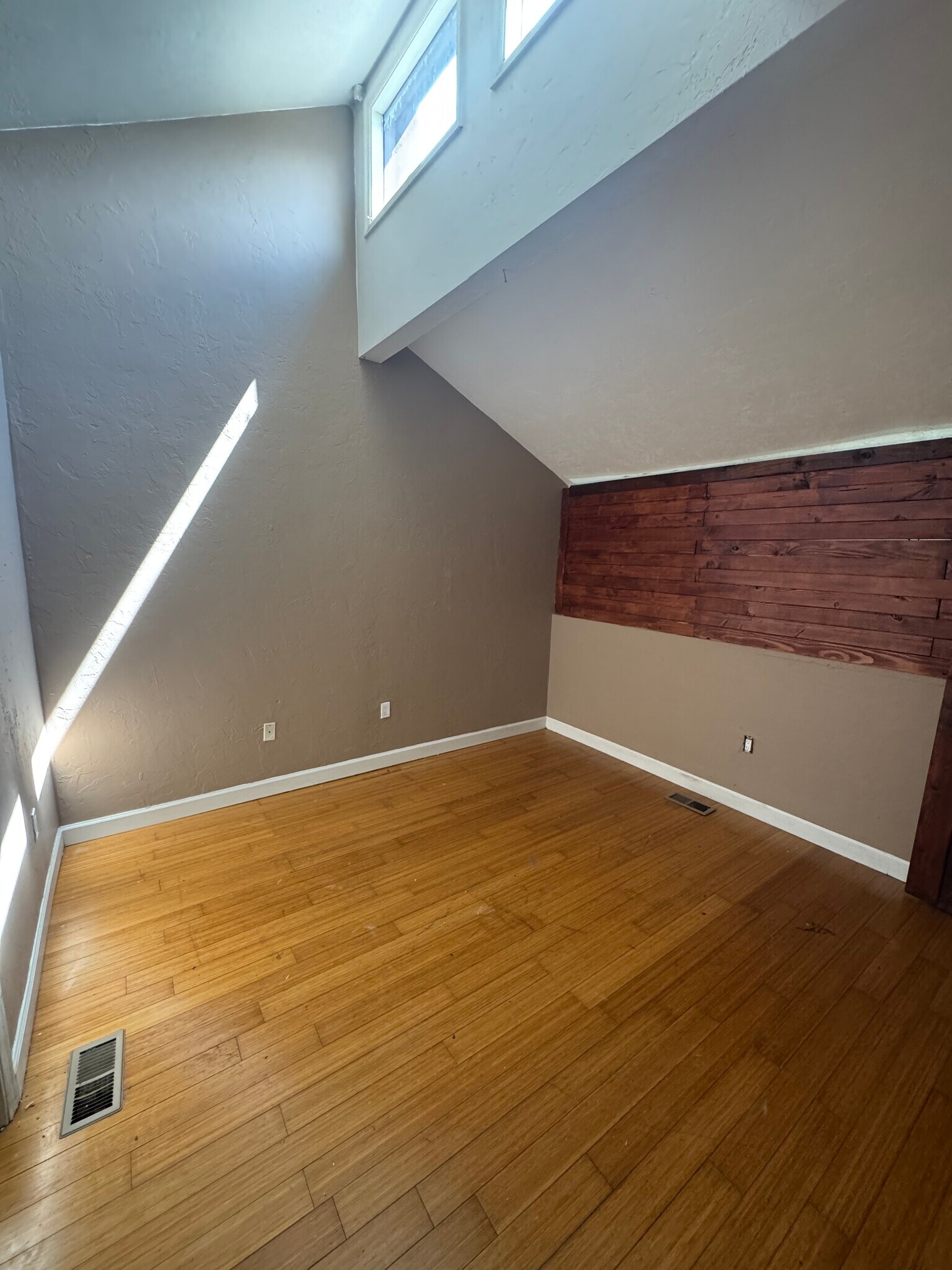 Building Photo - 1860 Nekoma Ct