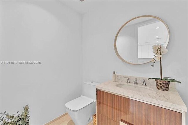 Building Photo - 15701 Collins Ave