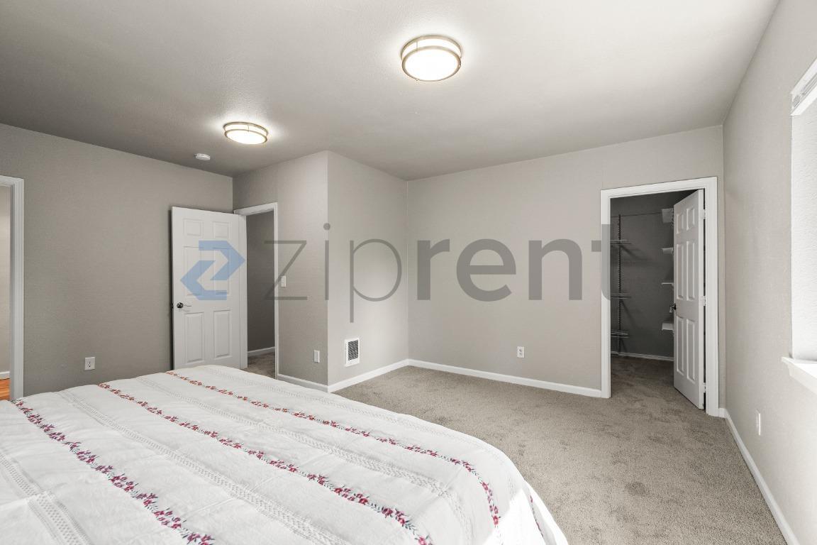 Building Photo - Unit B