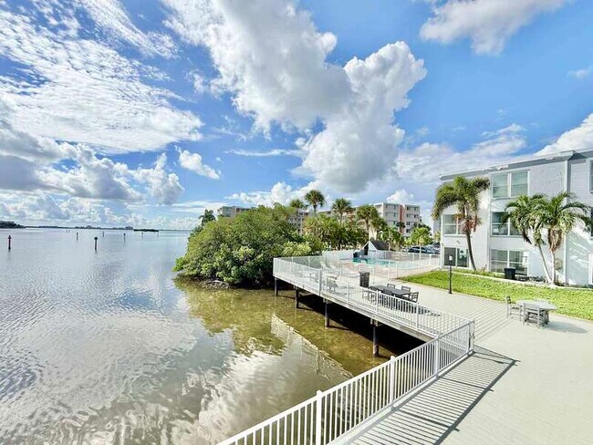 Building Photo - 1859 Shore Dr S