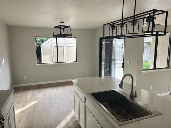 Building Photo - 900 Grandview Cir