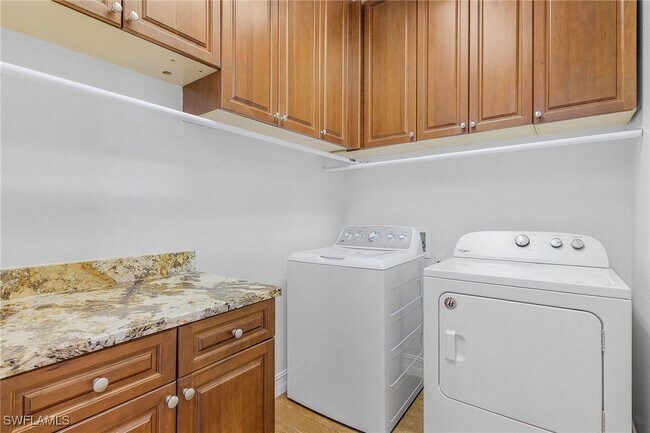 Building Photo - 1325 Mariposa Cir