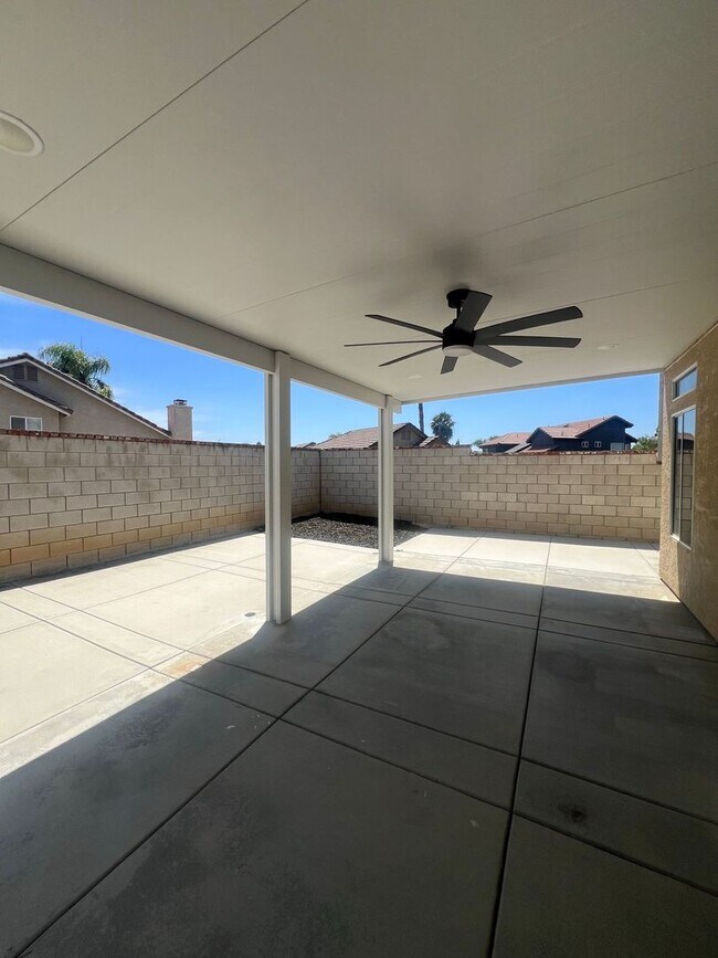 Building Photo - Welcome Home in the Desirable Orangecrest Community!