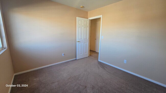 Building Photo - Spacious Two Story Townhome on Golf Course