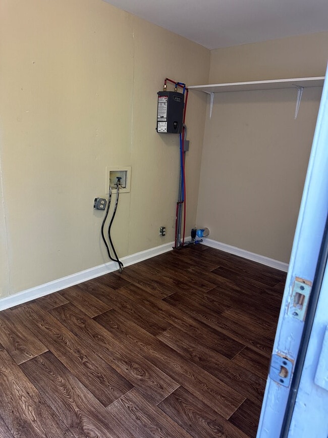 Building Photo - 27 Webb Ave