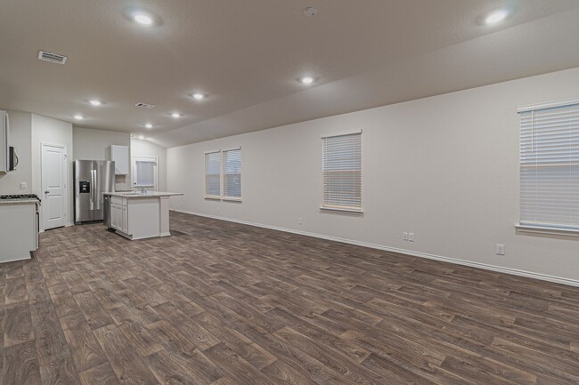 Building Photo - $300 OFF 1ST MONTH RENT IF YOU MOVE IN WIT...