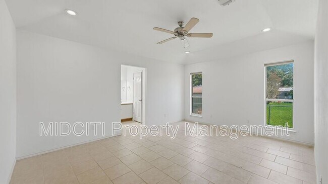 Building Photo - 1233 Hollyhock Ln