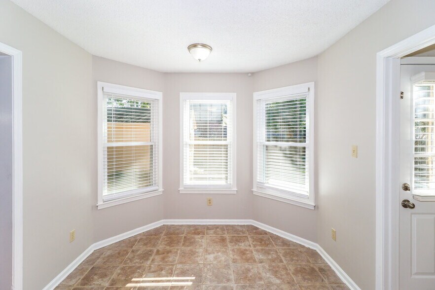 Building Photo - 2821 Lanthorn Dr