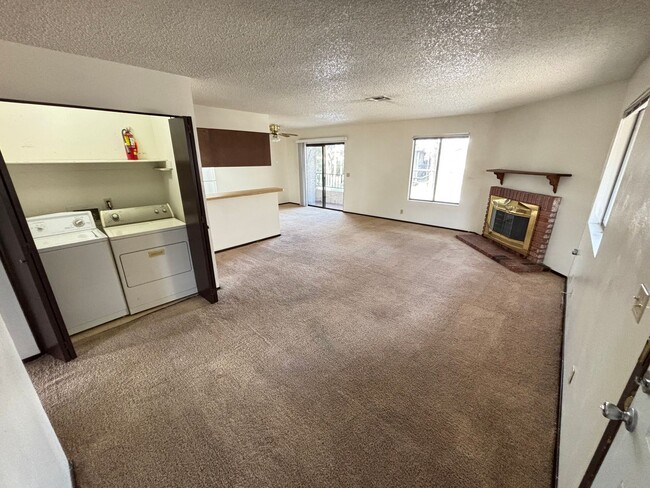 Building Photo - Cozy 2Bed/2Bath- 2 Story Condo w/ Beautifu...