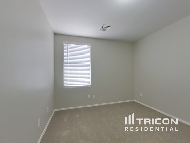 Building Photo - 15458 W Mercer Ln