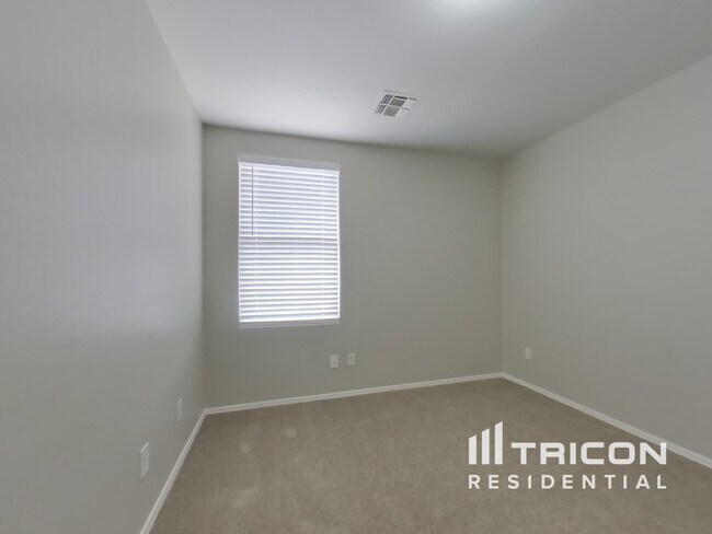 Building Photo - 15458 W Mercer Ln