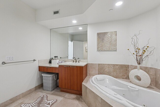 Building Photo - 2640 Lake Shore Dr