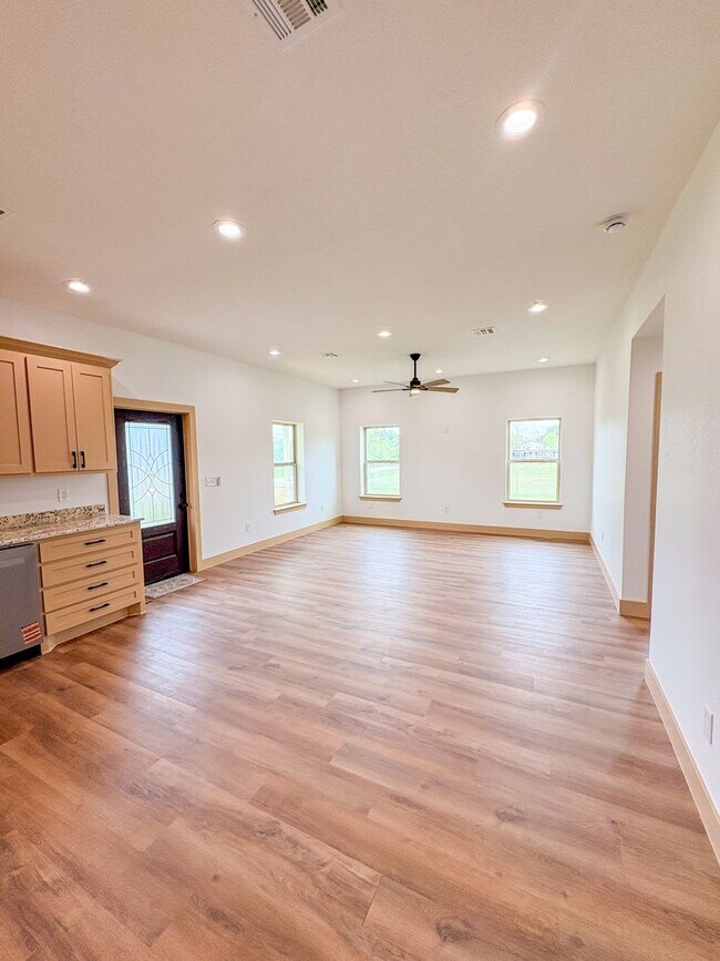 Building Photo - 1105 E Navarro-