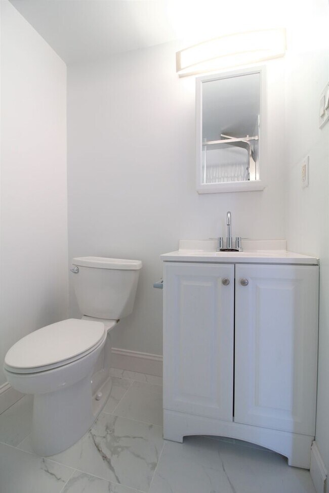Building Photo - Charming 1 BR w/ Great Natural Light!*Avai...