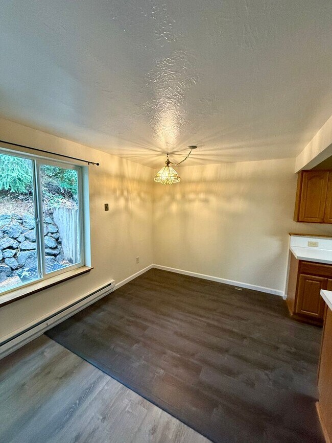 Building Photo - 3 BR, 1.5 bath townhome located in Central...
