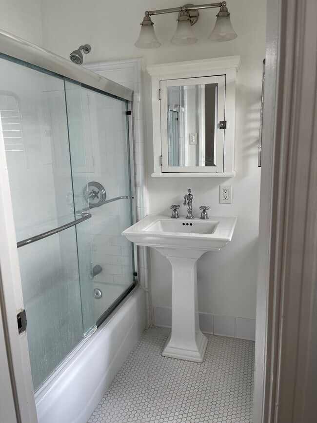 Building Photo - 2326 Oak St