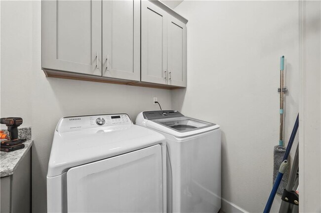 Building Photo - 1041 Silver Maple St