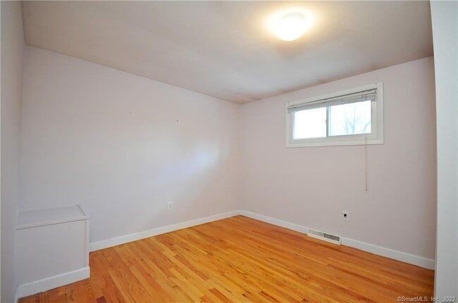 Building Photo - 44 Simsbury Manor Dr