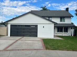 Building Photo - Moffett tract 5 bedroom home with pool in cul-de-sac