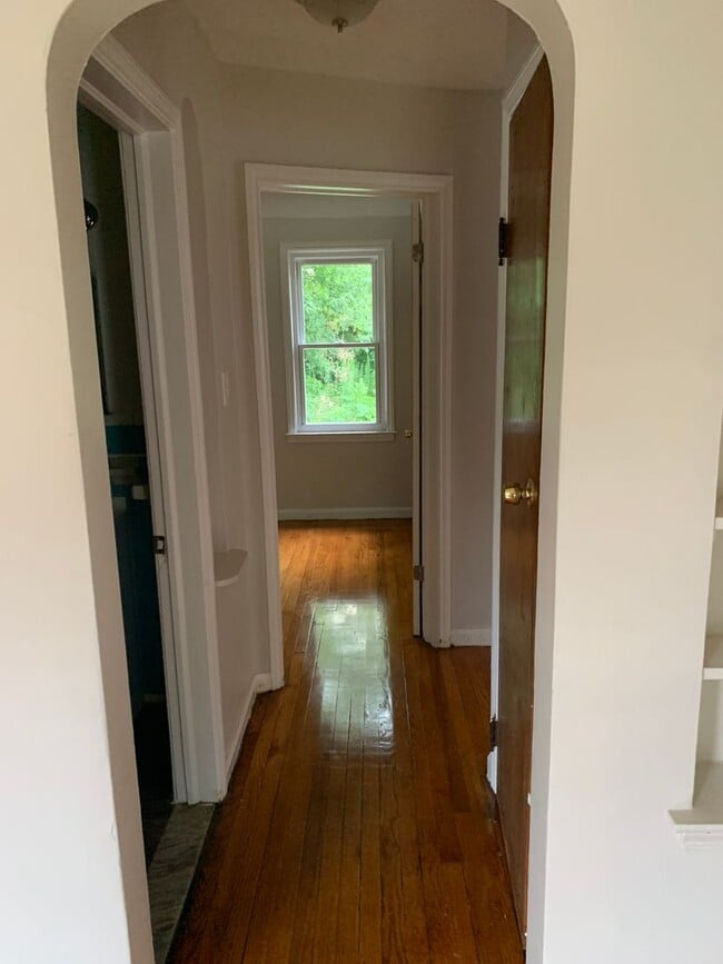 Building Photo - 2 bed 1.5 bath SFH Now Available!