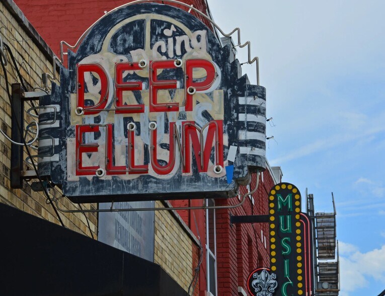 Building Photo - 2627 Live Oak St