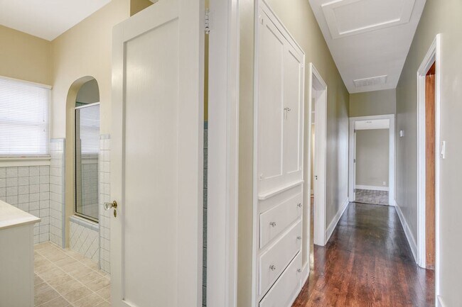 Building Photo - 4725 Kensington Dr