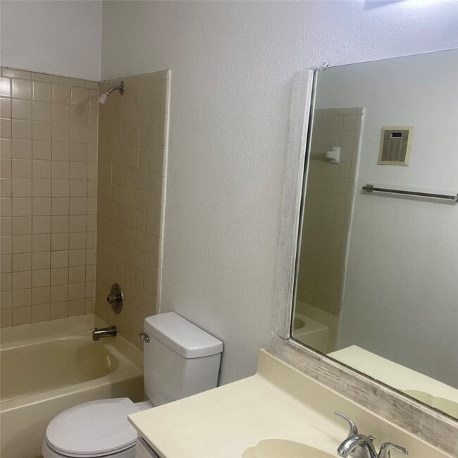 Building Photo - 9797 Leawood Blvd