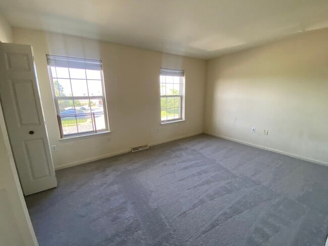 Building Photo - 1905 Shady Oak Dr