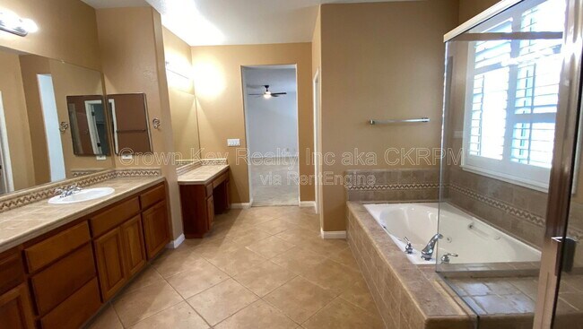 Building Photo - 1030 Eastlake Cir