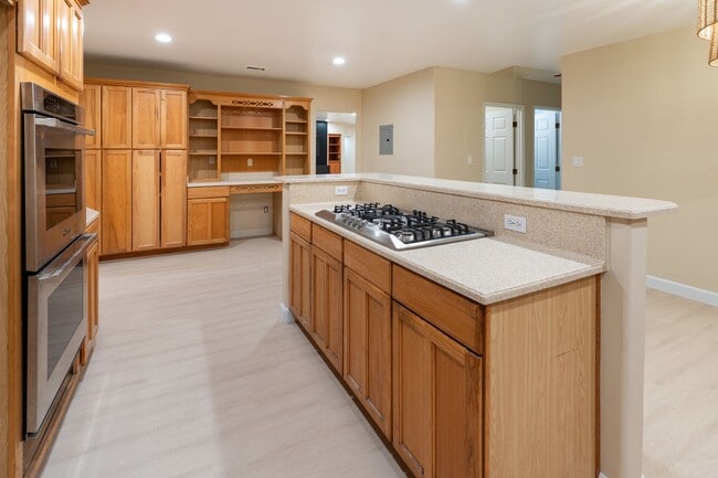 Building Photo - Large 5 Bedroom 4 bathroom Home