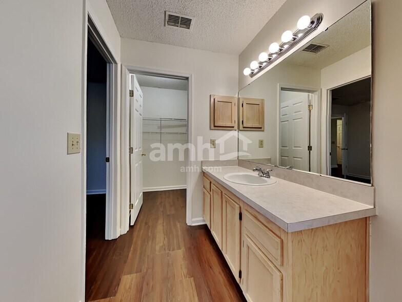 Building Photo - 8016 Queensferry Ln