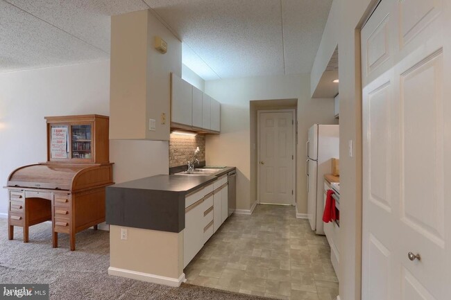 Building Photo - 1 br, 1 bath Condo - 804 Cherrington Dr