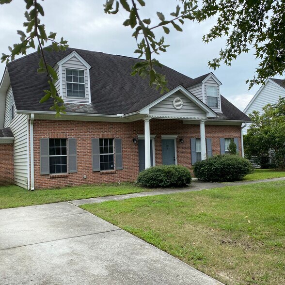 Primary Photo - 3068 Queensgate Way