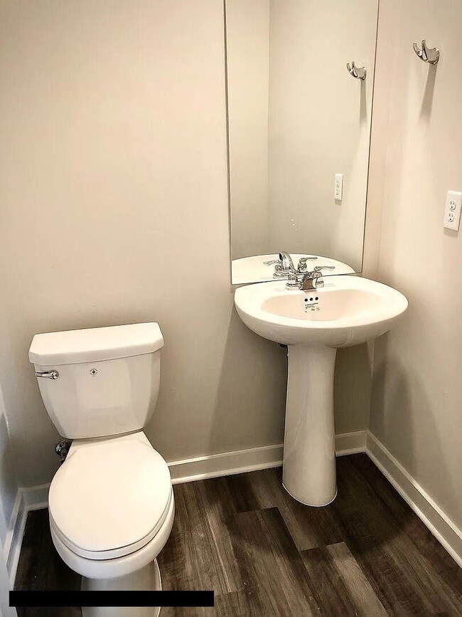 Building Photo - "Charming 3-Bed Townhouse with Granite Acc...