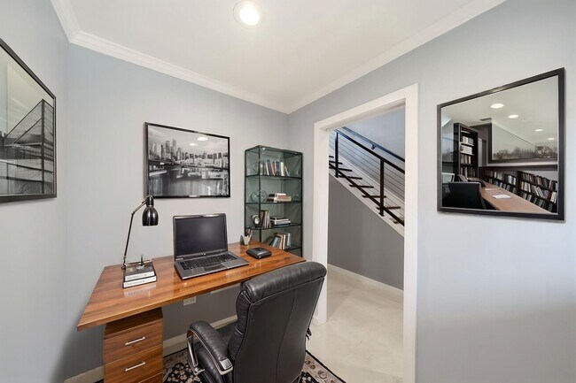 Building Photo - 913 Saulnier St
