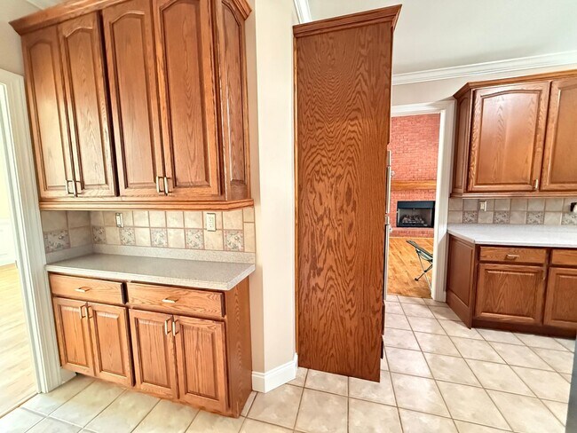 Building Photo - This beautiful brick home is located in Villa Rica and includes 6 bedrooms and 4.5 bath!