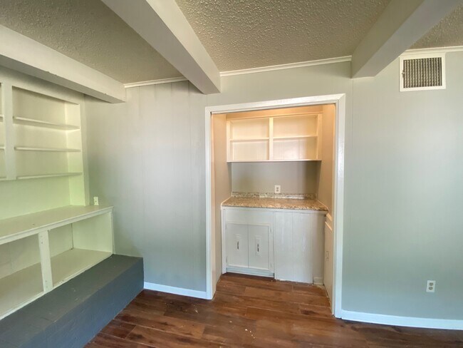 Building Photo - 410 Cordell St