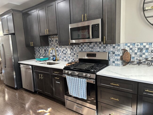 Building Photo - Fully Furnished! Spacious Rooms! Modern De...