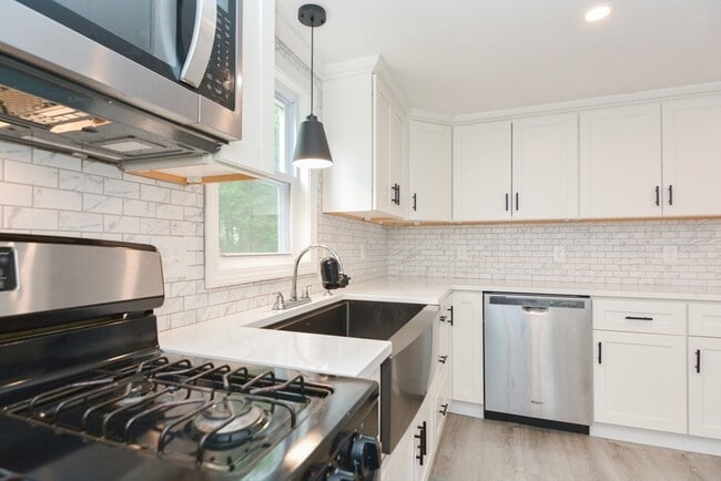 Building Photo - 8 Roberts Rd